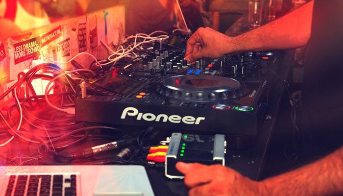 Discoteche Riccione: consolle con dj