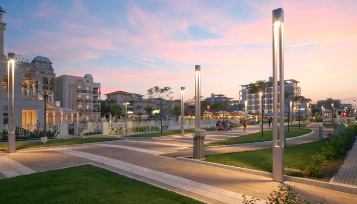 Rappresentazione di un cielo rosato che si riflette sullo spettacolare lungomare Riccione