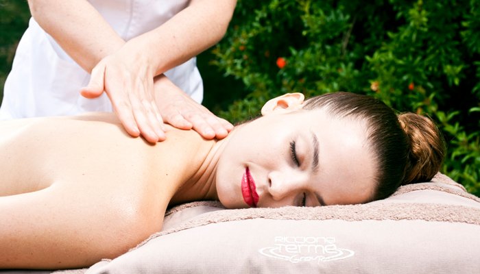 Terme di Riccione: donna rilassata durante un massaggio